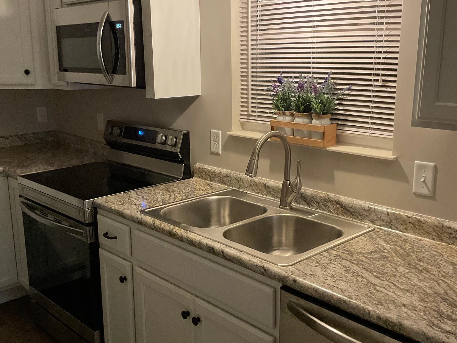 3 bed, 2.5 bath, 1964 sqft, $2,295 — Photo 3