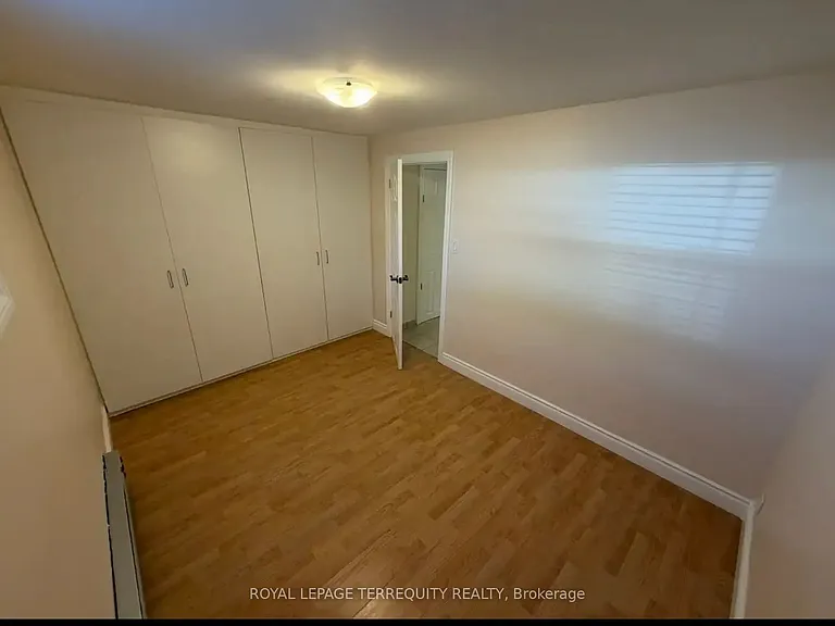1564 The Queensway — Photo 2