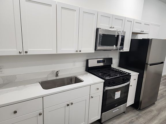 3rd image of 810 22nd St Rear 2