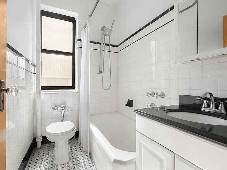 854 W 181st St #4E — Photo 7