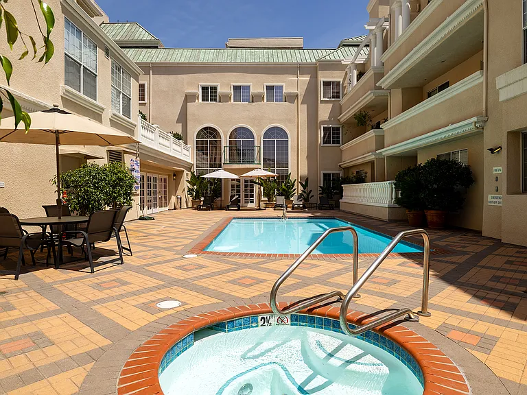 930 N Doheny Dr #415 — Photo 21