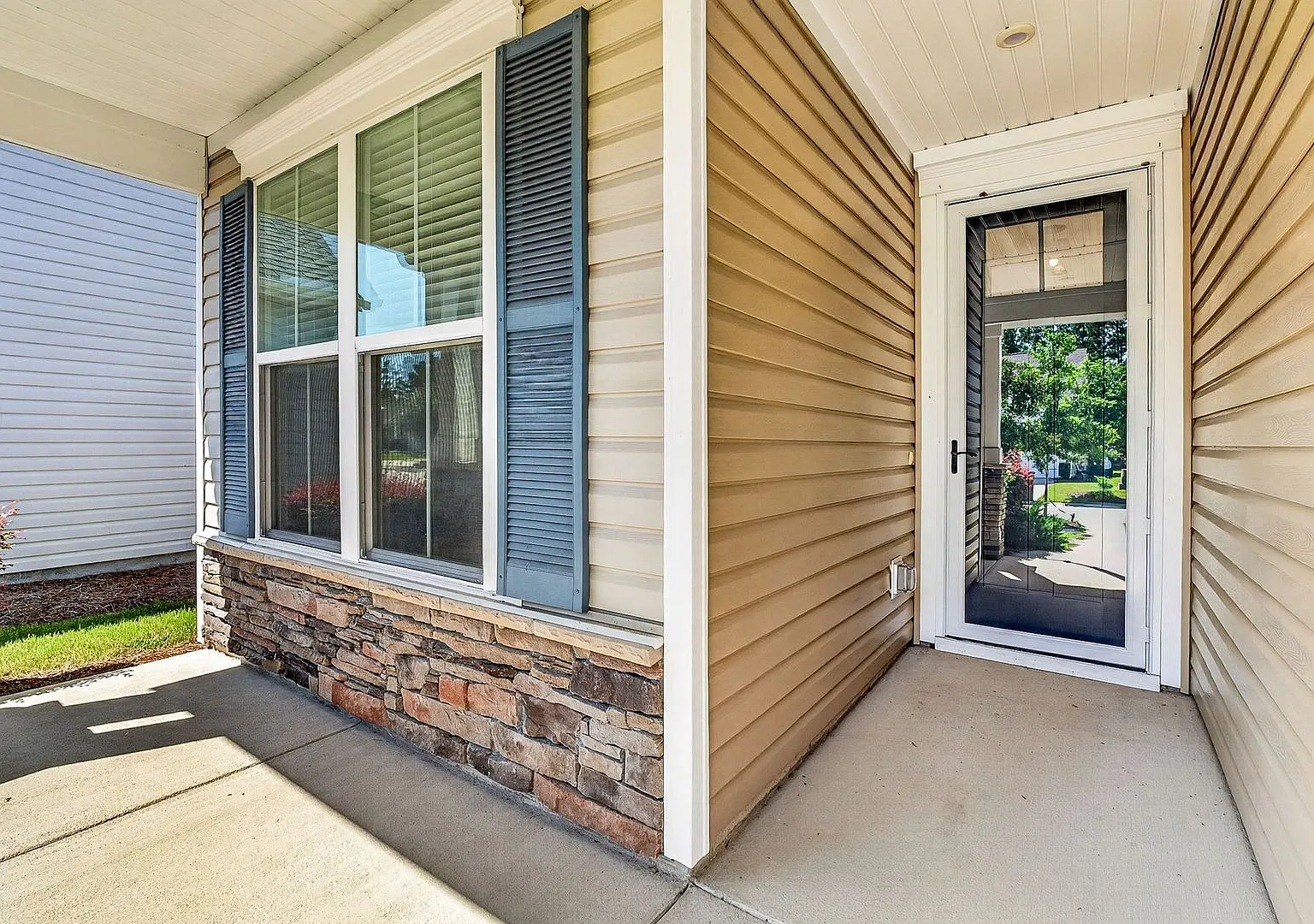 Spacious Summerville Home — Photo 3