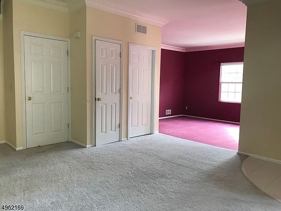 5th image of 601 Tallwood Ln #601