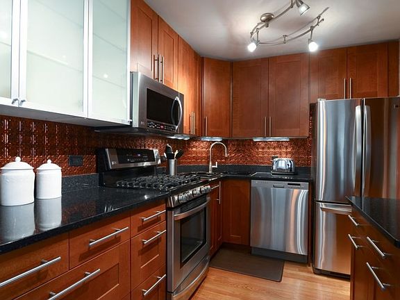 3rd image of 1176 S Plymouth Ct APT 2SE