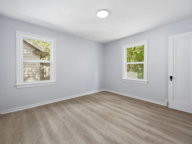 2433 Georgetown Ave — Photo 13