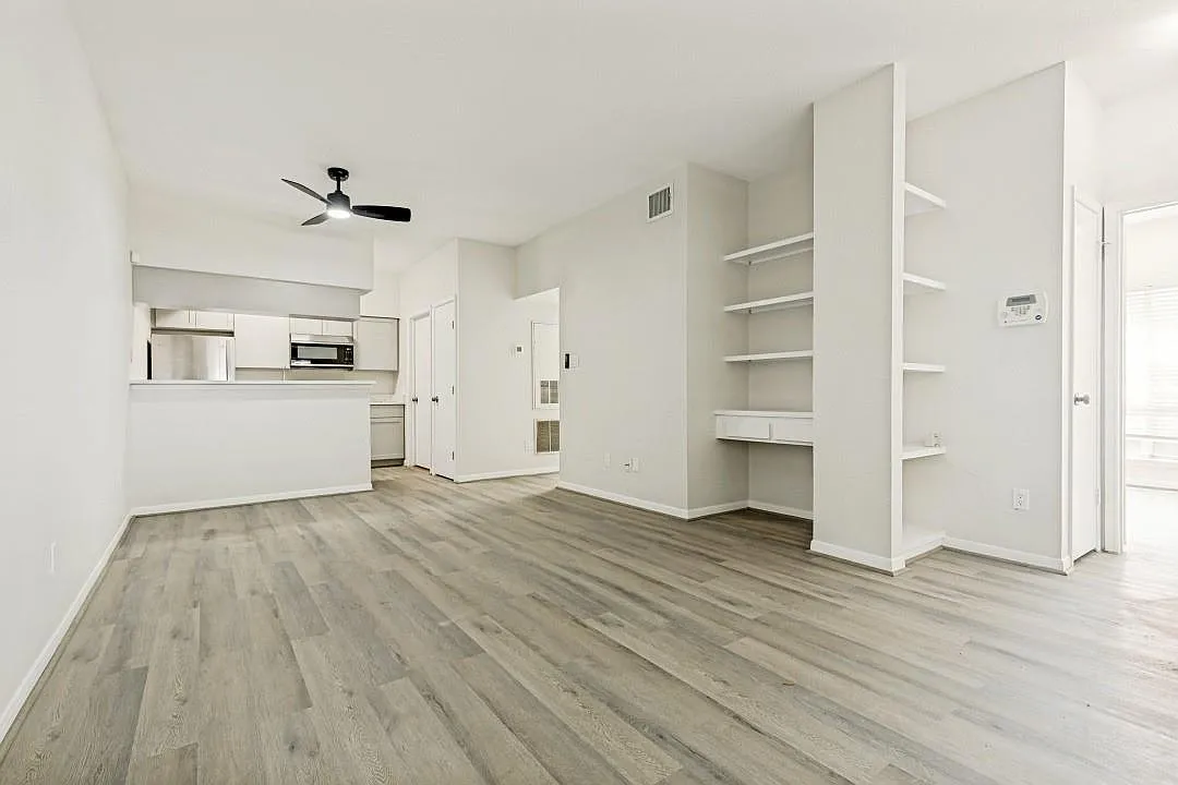 2 bed, 1.0 bath, 841 sqft, $1,300 — Photo 2