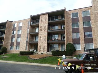 502 W Huntington Commons Rd #1, Mount Prospect, IL 60056