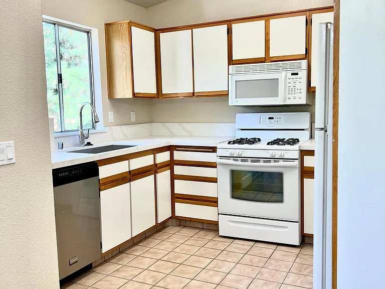 7130 Woodlake Ave #G — Photo 7