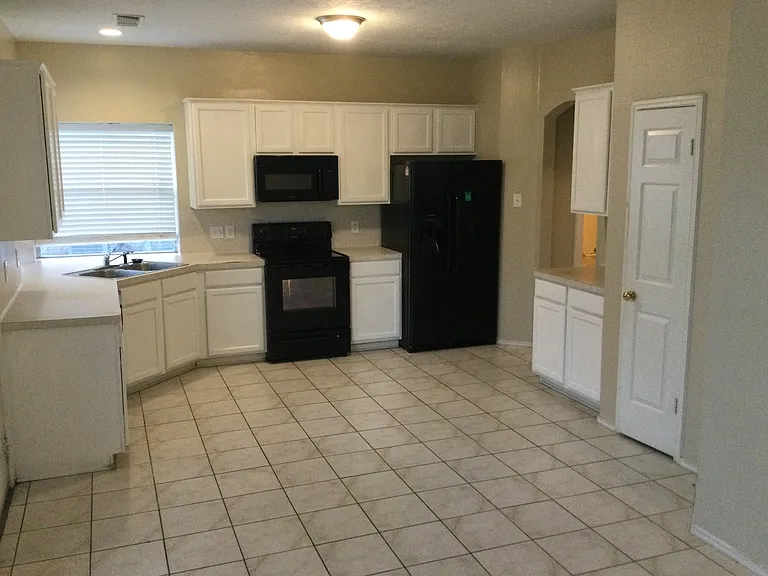 2218 Laurel Oaks Dr — Photo 2