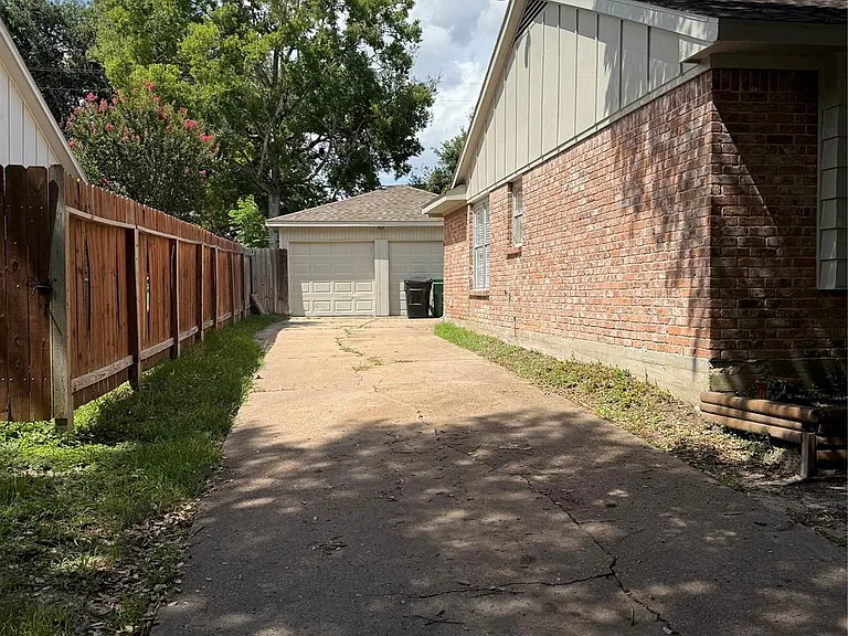9002 Roos Rd — Photo 4