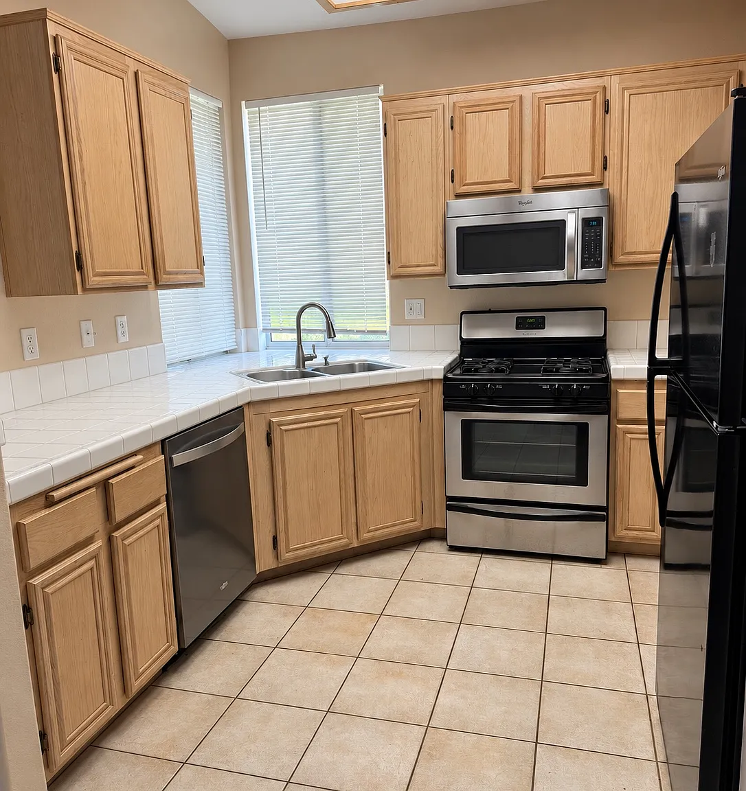 3 bed, 1216 sqft, $3,500 — Photo 3