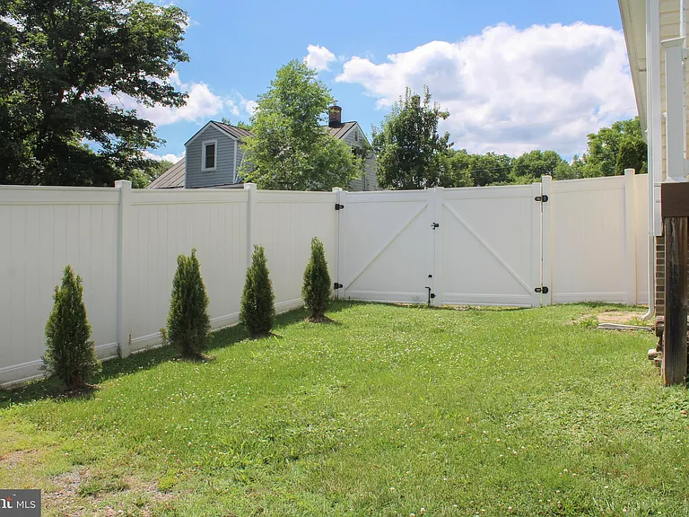 335 S Commerce St — Photo 30