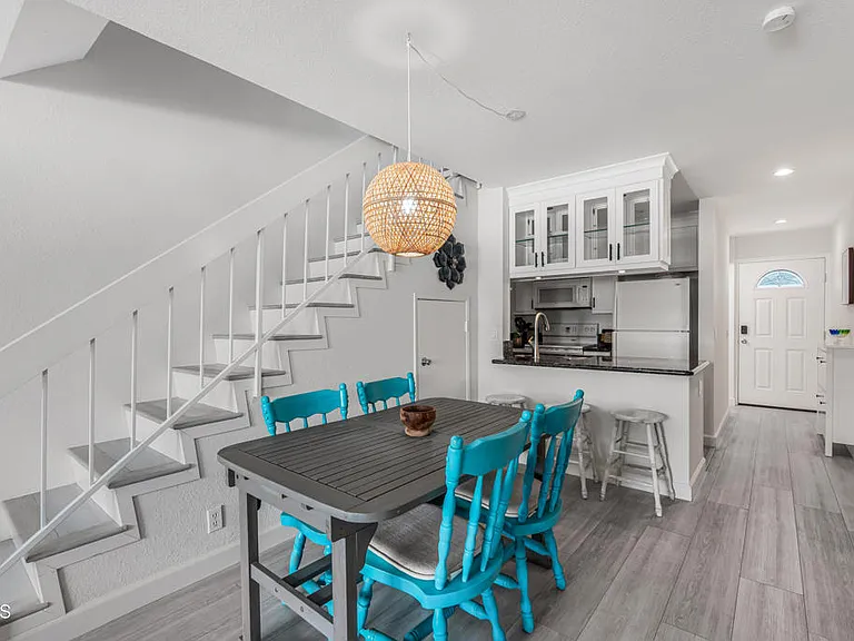 304 E Surfside Dr — Photo 6