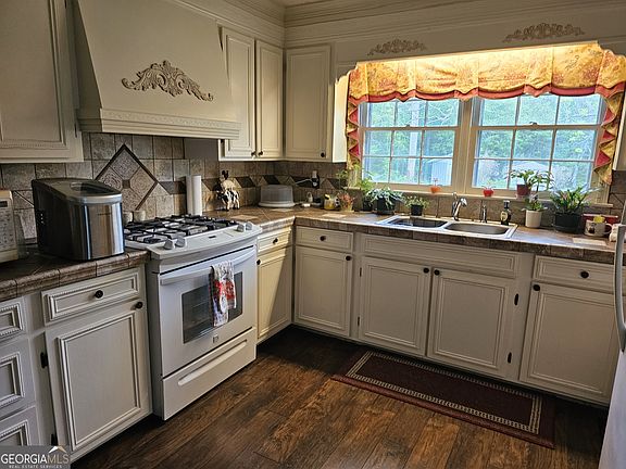 2nd image of 613 Old Macon Rd