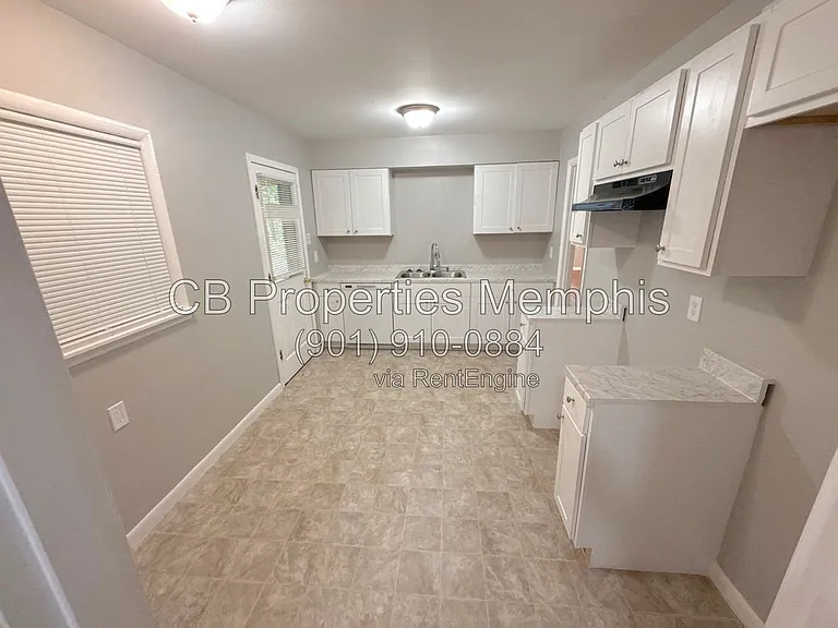 1711 Myrna Ln — Photo 2