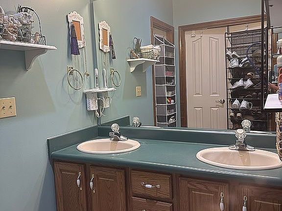 Master BR private sinks