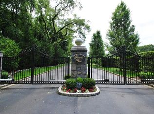 1 Peacock Ln, Glen Head, NY 11545