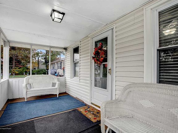 4th image of 1016 Beachwood Blvd