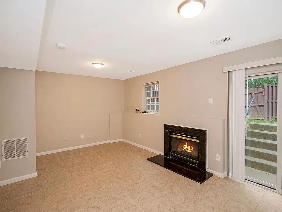 Race Pointe Pl