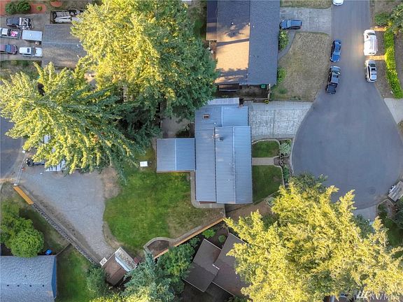 2nd image of 527 Penguin Ct SE