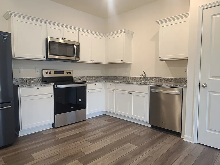 1516 Vernon Blvd — Photo 3