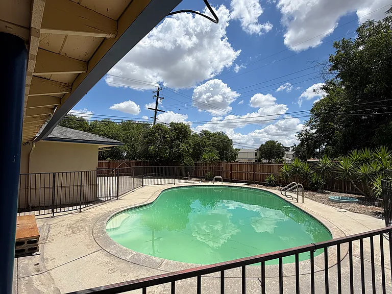 2038 E Ashlan Ave — Photo 35
