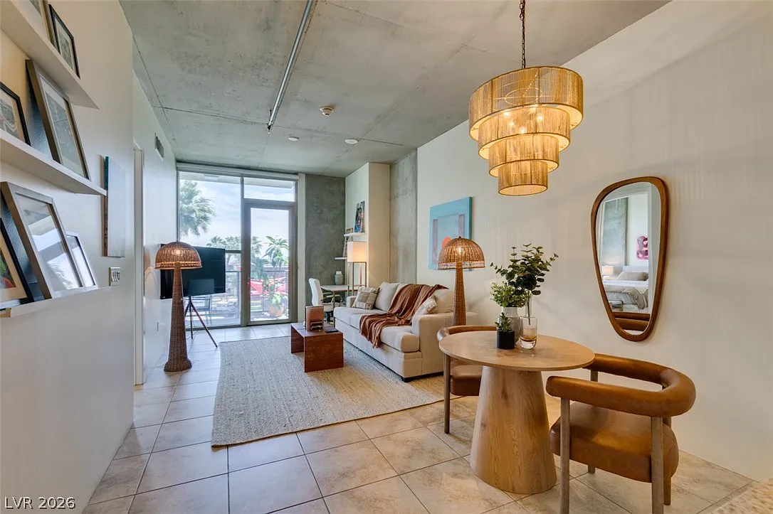 1 bed, 1.0 bath, 786 sqft, $1,800 — Photo 2