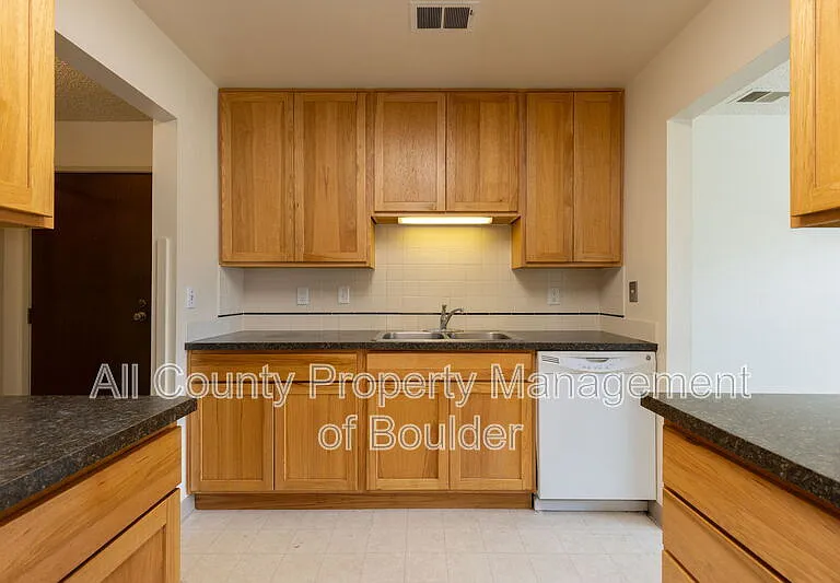 600 Manhattan Dr #5B — Photo 4