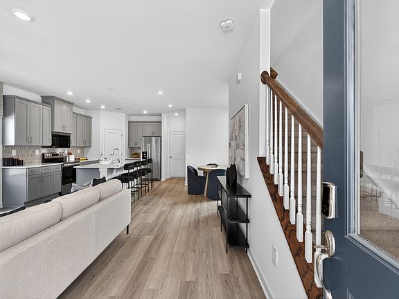 Step-inside the 3-bed, 2.5-bath Thompson floorplan.