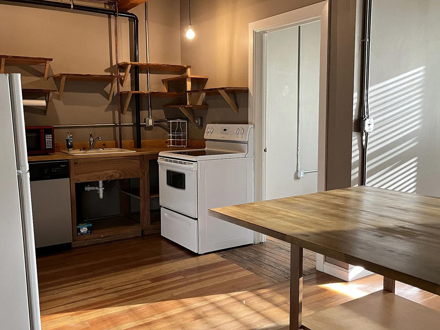 1 bed, 1.0 bath, 576 sqft, $1,325 — Photo 2