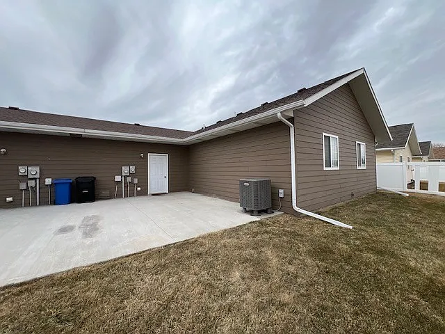 3438 Kyle St — Photo 3