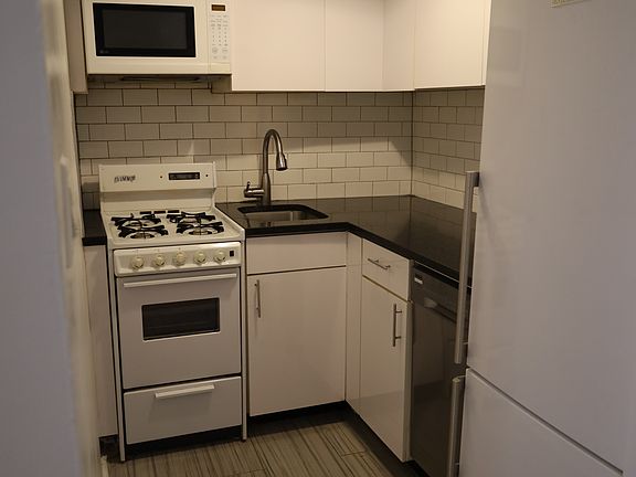 3rd image of 327 W 89th St APT 4R