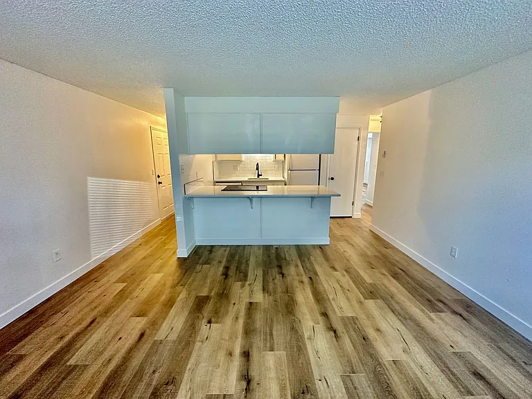 1036 E Desmet Ave — Photo 5