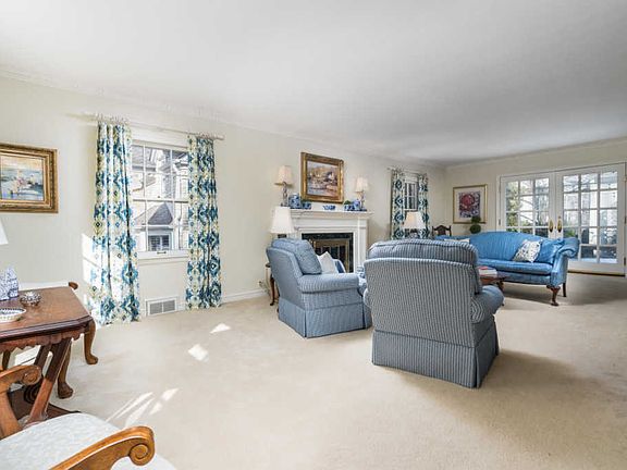 3rd image of 900 E Circle Dr