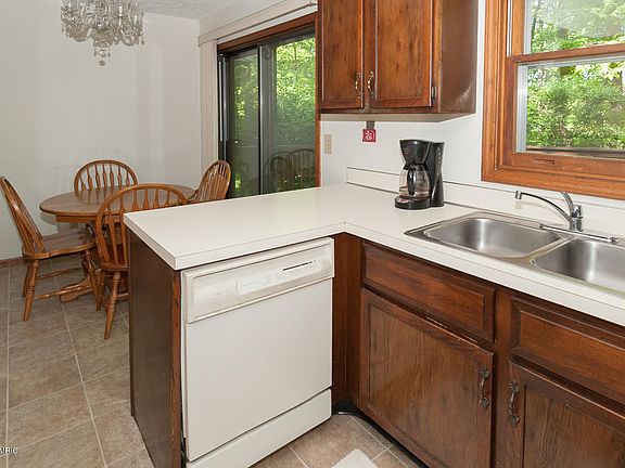 4th image of 10400 Woodlawn Dr