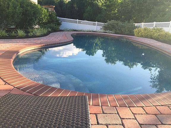 Self-cleaning salt pool 