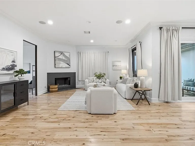 22953 Oxnard St — Photo 23