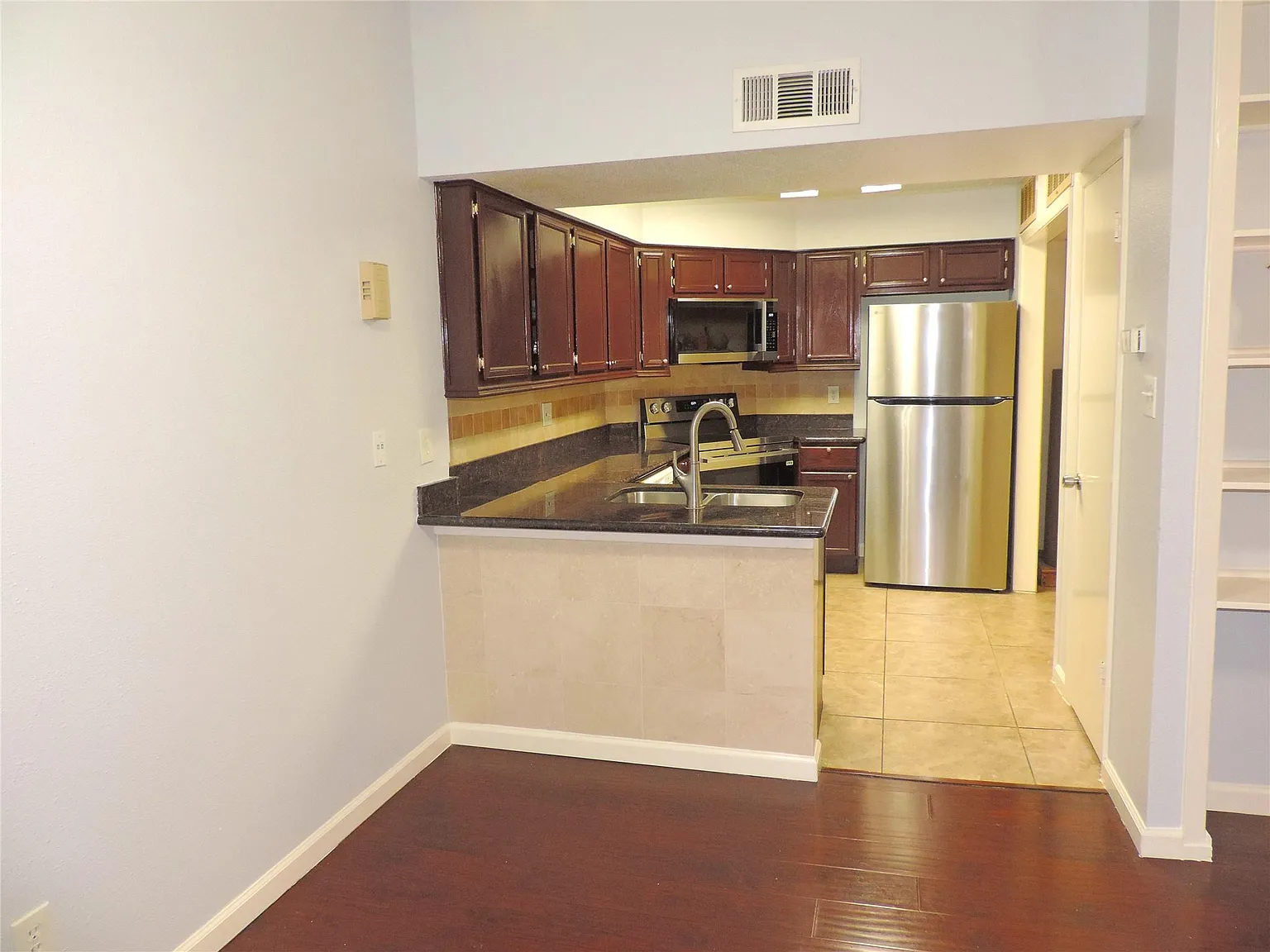 2 bed, 2.0 bath, 946 sqft, $1,400 — Photo 4