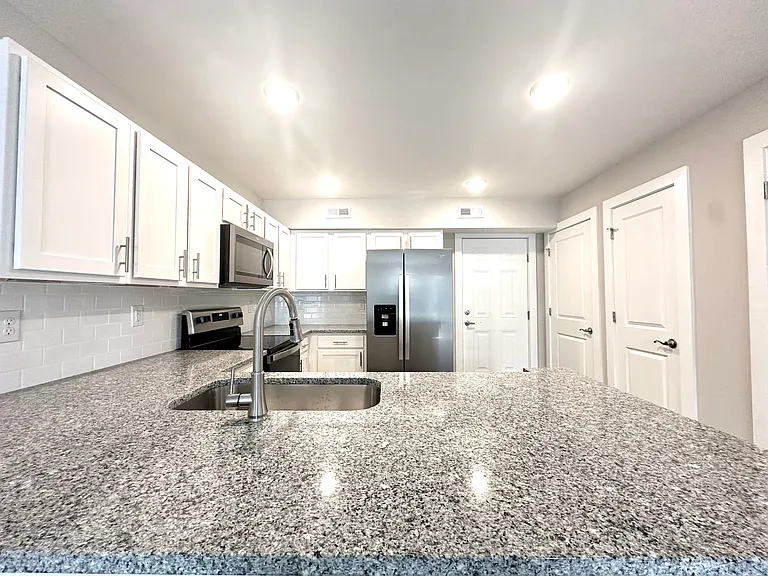 Oak Tree Apartments & Townhomes — Photo 30