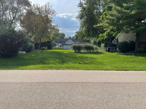 16 Lakewood Dr, Oakwood Hills, IL 60013