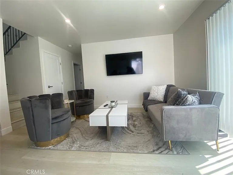 6059 Riverton Ave — Photo 4