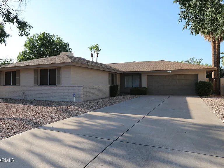 1910 E Manhatton Dr — Photo 1