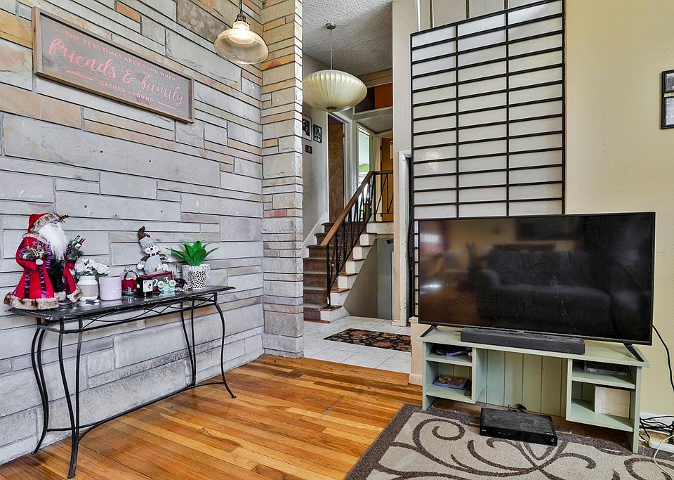 37 Lincoln Pkwy, Lowell, MA 01851 Zillow