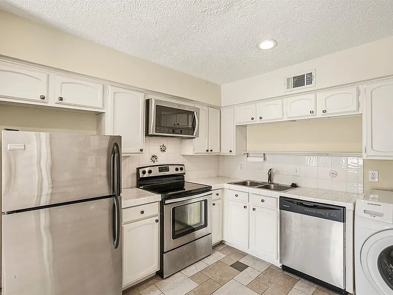 496 N Post Oak Ln #496 — Photo 11