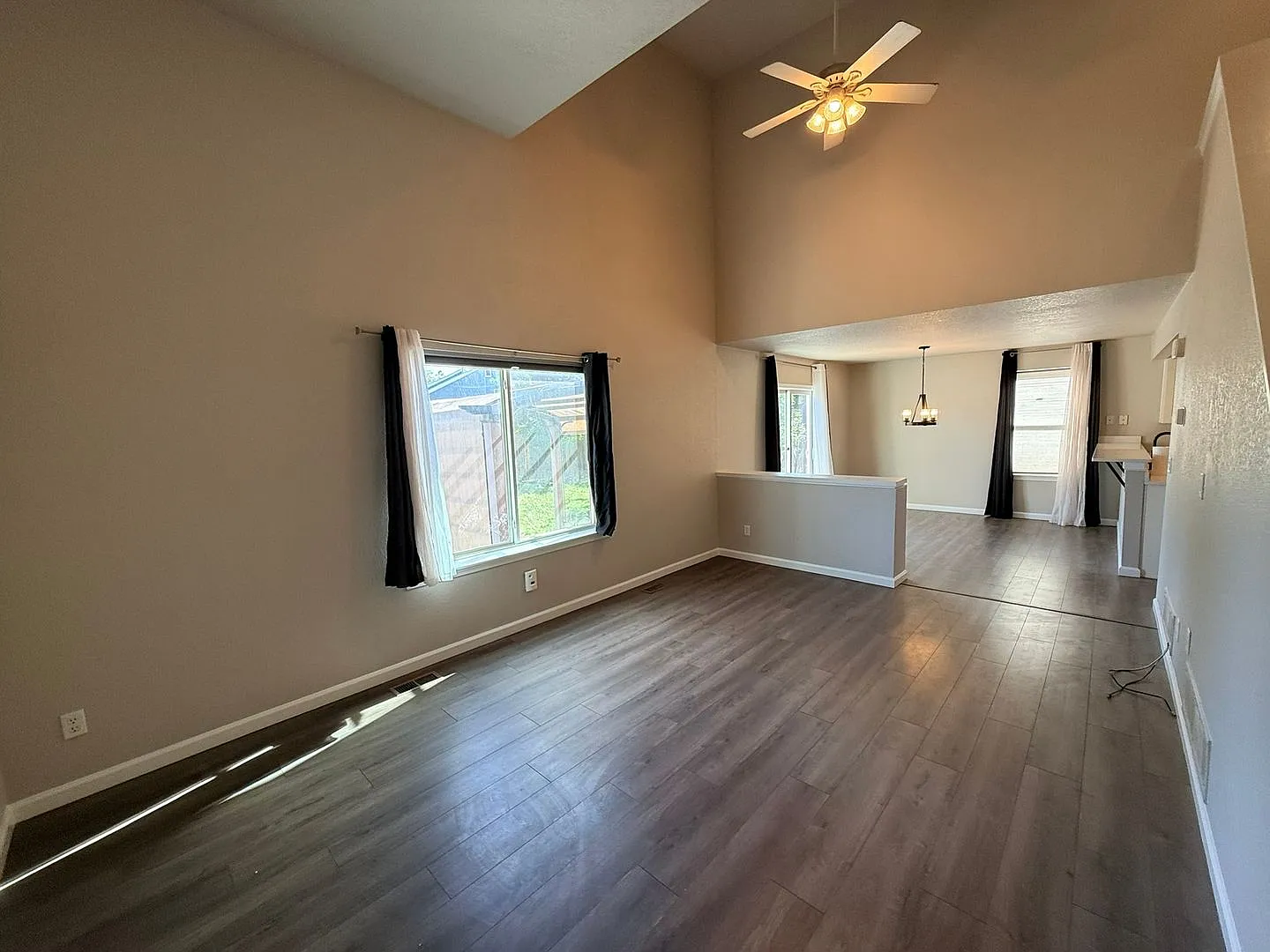 Updated 4-bed, 3.5 Bath, 2-Car Home in Settlers Village — Photo 4