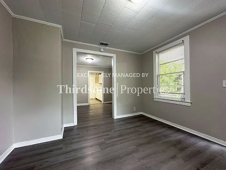 2913 W 2nd St — Photo 8
