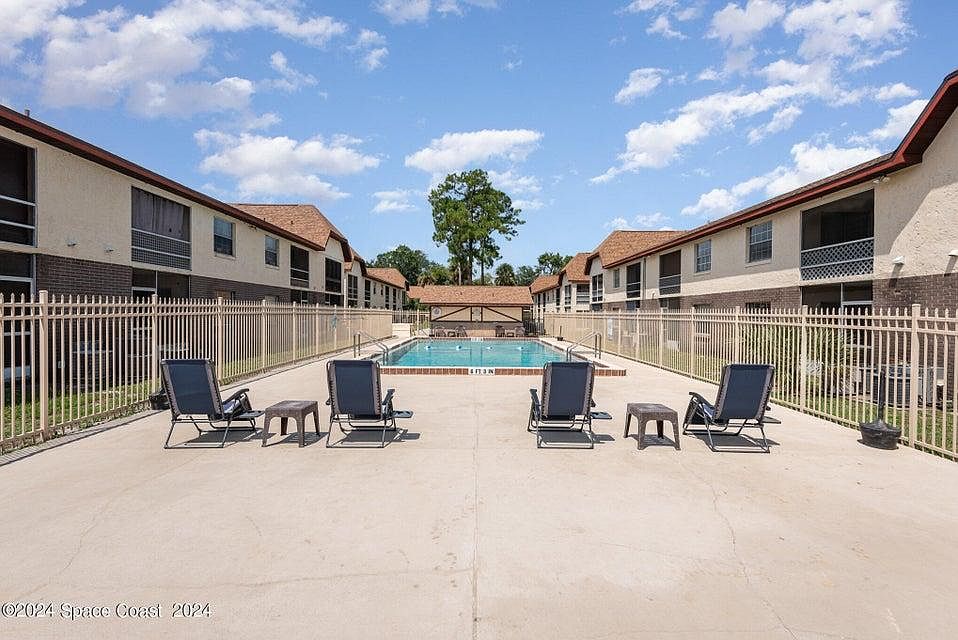 1st image of 3079 Sir Hamilton Cir