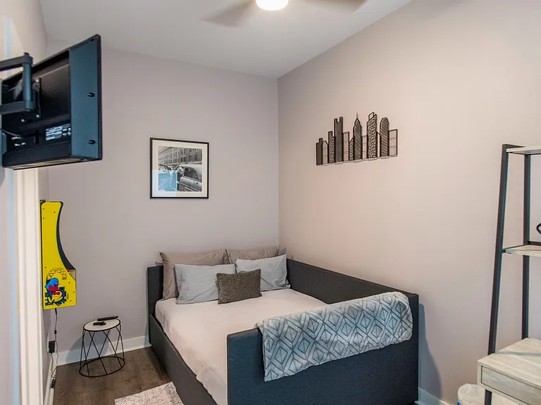 1211 Beaconsfield #602 — Photo 4