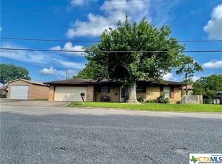 410 Dugger St, Edna, TX 77957