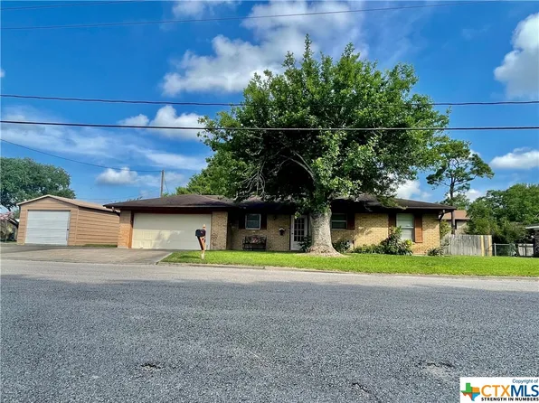 410 Dugger St, Edna, TX 77957